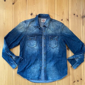 Jeansskjorta  Replay - Snygg vintage jeansskjorta från Replay. Skjortan är unik och har riktigt snygg tvätt med paintsplatter detaljer. Tveka inte att skriva vid frågor!