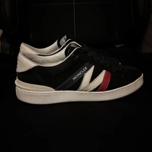 Moncler skor - Tjena! Säljer mina moncler Monaco skor. Allt OG som kvitto och låda samt påsar ingår. Defekter som syns är slipning av bakre häl (se bild 5) och väldigt lite smuts som bara är synligt vid väldigt noga inspektion. Vid frågor och funderingar är det bara att höra av sig, vi hörs.🤙🏻 