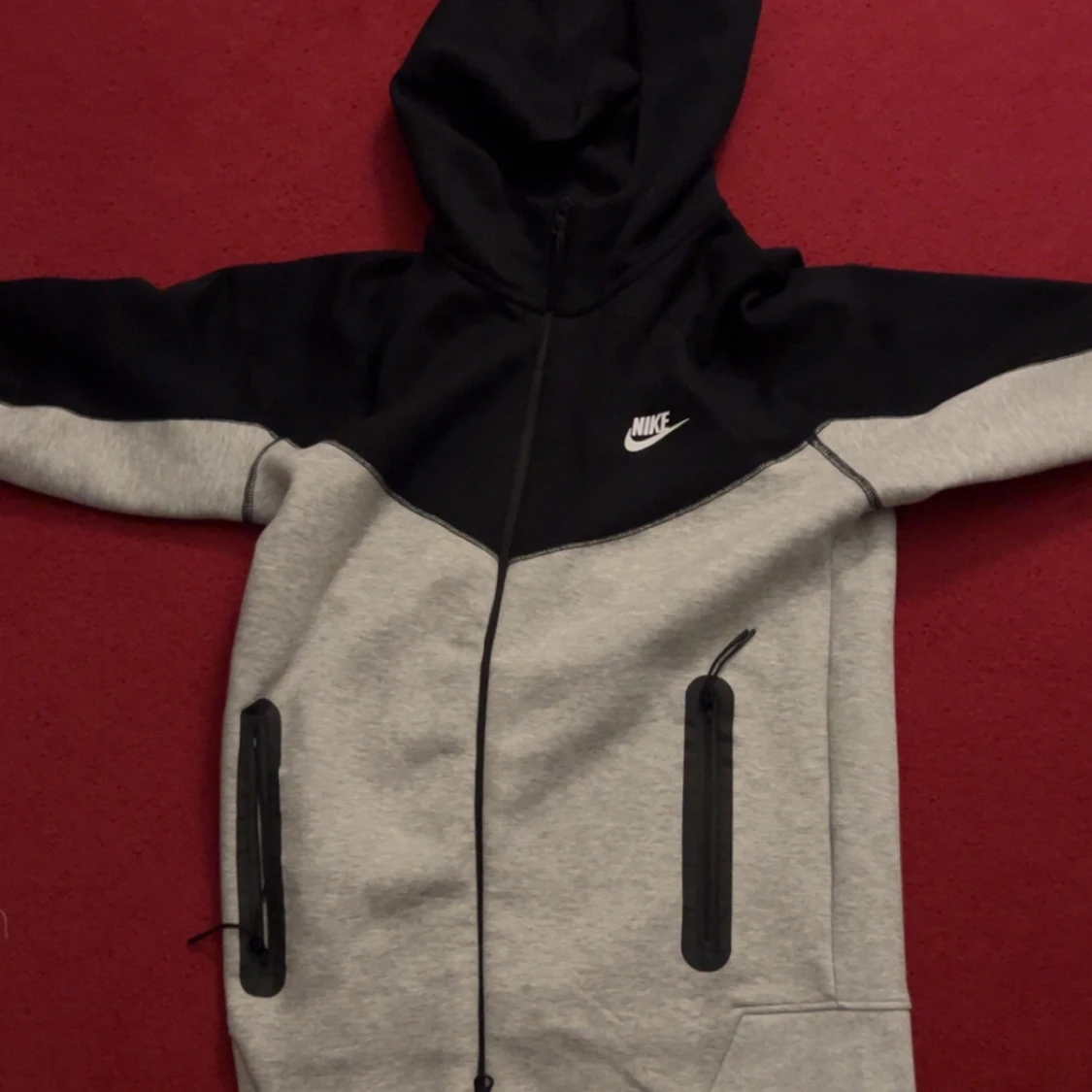 Grå och svart huvtröja från Nike tech