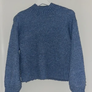 Blå stickad tröja, perfekt till våren!🌼 - Mysig blå stickad tröja med ribbade muddar och rund hals. Perfekt för kyliga dagar och ger en avslappnad look. Passar bra till jeans eller kjol.
