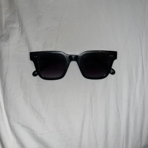 Svarta Chimi 04 - Snygga svarta chimis 04. Bra skick. Originalpris: 1400kr. Passar bra till många outfits! Väldigt små repor lite här o var men ingenting som man märker om man inte kollar väldigt noggrant.