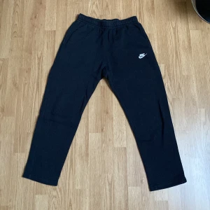 Svarta Nike Mjukisbyxor - Säljer nu dessa mjukisbyxor då jag inte längre använder dem. Pris går att diskuteras.