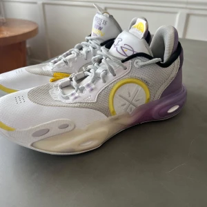 Basketskor Way Of Wade All City 12 - Skitbra basketskor med riktigt bra grepp, en av de bästa basketskorna på marknaden med en ny sulteknik med BOOM-sulan i hela undersidan. Inte använda mycket är som nya. Nypris 2300 mitt pris 900