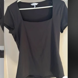 Hm topp - Fint skick , inga defekter Glansigt material Storlek M, stretchig så passar även mindre å större än M Skriv vid frågor. ❤️❤️