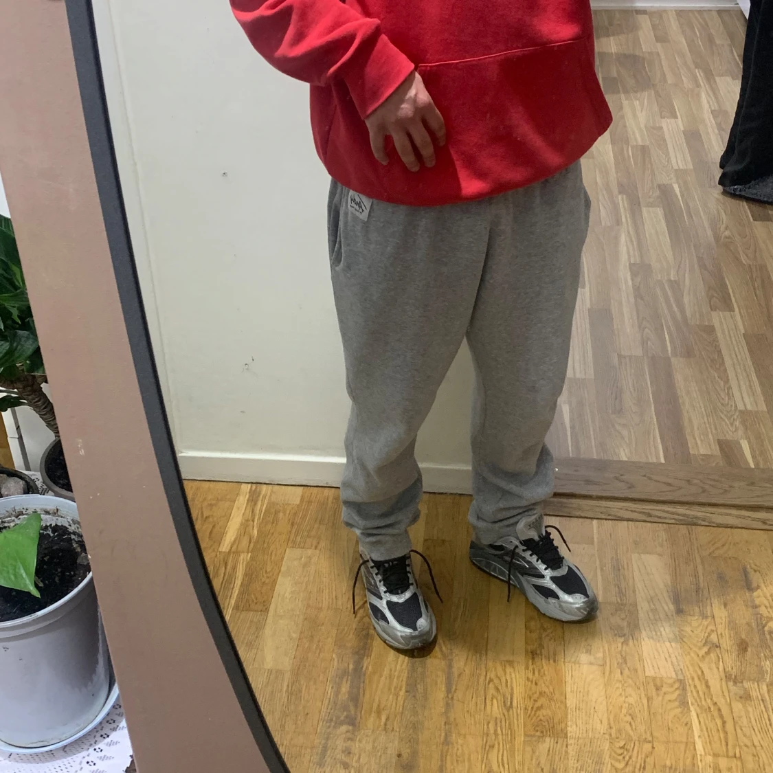 Grå och svarta sneakers från Brooks - 1