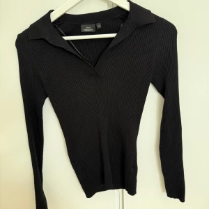 Ribbad topp med krage - Superfin topp som knappt är använd