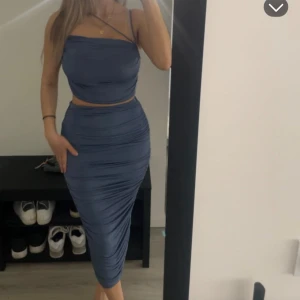 Blå sett kjol och topp🦋💙 - Snyggt blått sett med tight passform. Settet har en elegant design med smala axelband och en figurnära siluett. Storlek S