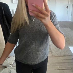 Grå stickad topp - Har använt 1 gång, köpt från Zara och i väldigt bra skick. Stickad går topp i storlek s.
