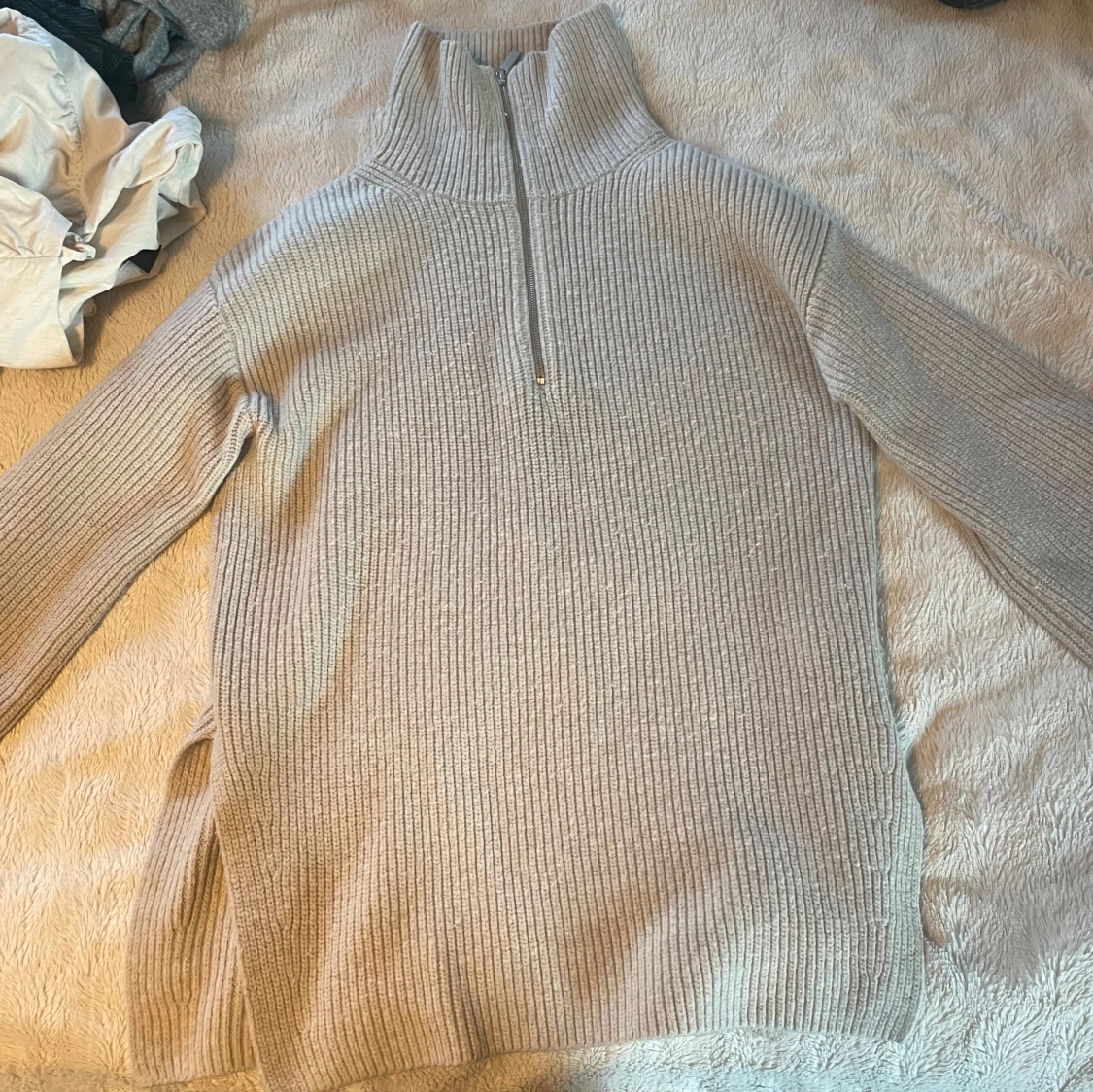 Beige ribbad tröja med dragkedja - 1