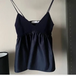  Topp från zara - Så så så fin mörkblå topp från Zara. Passar till allt🤩🤩