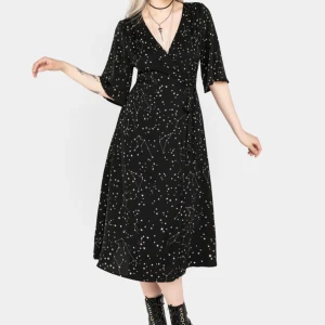 Svart omlottklänning med stjärnmönster från Disturbia - Snygg svart omlottklänning från Disturbia med ett coolt stjärnmönster. Klänningen har trekvartsärmar och en v-ringad hals. Perfekt för dig som vill ha en unik stil. 🖤