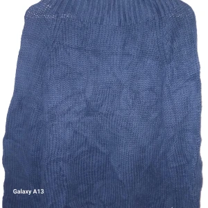 Mörkblå stickad tröja från Ralph Lauren - Säljer en snygg mörkblå stickad tröja från Ralph Lauren. Tröjan har en ribbad krage och är perfekt för kyligare dagar. Den är i storlek M och passar bra för en stilren look.