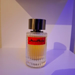 Rochas moustache  - Moustache fansastisk vanilj passar perfekt vinter men även lite svalare väder också 75 ml ca 70ml kvar 