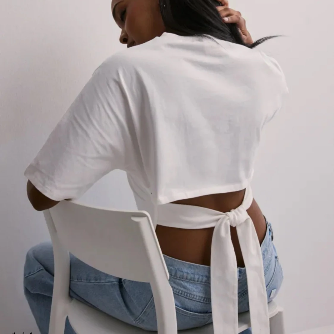 Vit T-shirt med öppen rygg