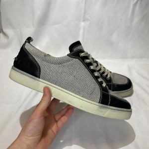 Louboutin skor  - Christian Louboutin || skick 8/10(defekter förekommer) || storlek 42 1/2 || made in Italy 🇮🇹 || dustbag medföljer vid köp || pris kan diskuteras vid snabb affär!