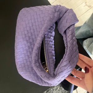 Väska - Bottega veneta liknande väska i superbra skick o söt färg, perfekt till våren! Den är tom på bilderna o får snyggare form när det ligger saker i❤️