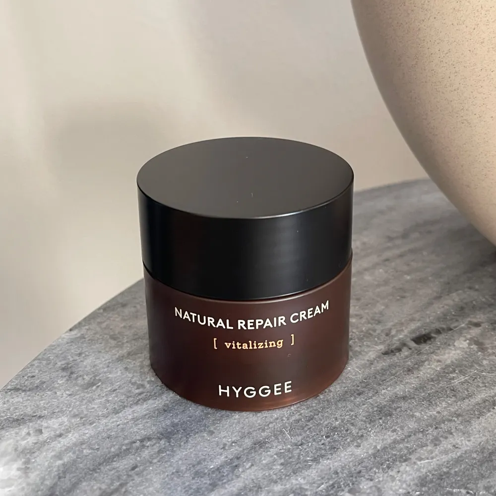 Säljer denna populära ansiktskrämen på 50ml (full size) från Hyggee, köpt på Glowid. Ger lyster och näring, passar alla hudtyper. Nypris är 449 kr!. Beauty.
