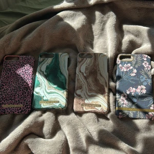 Fodral till mobil från iDeal of Sweden och en  från Richmond & Fingh. (iPhone 7-8) - Säljer flera snygga mobilfodral från iDeal of Sweden. Designen inkluderar leopardmönster i rosa och svart, samt marmormönster i gröna och bruna toner. Perfekt för att ge din mobil en stilfull look! Tyvärr så alla från ideal of sweden är gått sönder som man ser på bilden på den gröna men alla är lagade, är möjligt att dem går sönder igen.