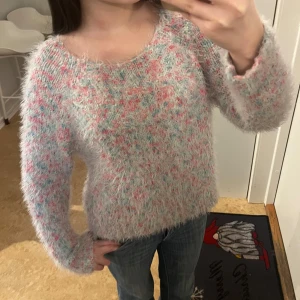 Färgglad luddig tröja - Jätteskön flerfärgad tröja! Passar XS-S 💗