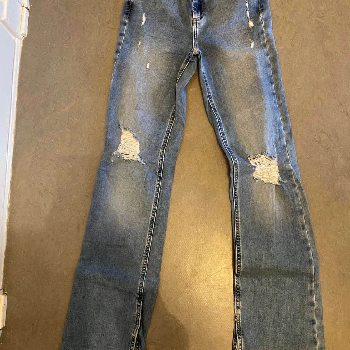 Blå jeans med slitningar från ONLY