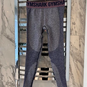 Träningstights från Gymshark - Säljer ett par lila/blå träningstights från Gymshark. Storlek S, köparen står för frakten!❤️