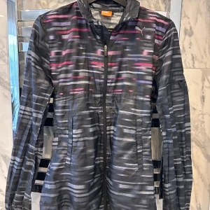 Vindjacka från Puma  - Säljer en vindjacka från Puma i storlek XS. Tycker dock den sitter mer som en S. Köparen står för frakten!❤️
