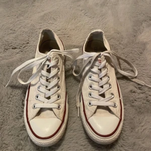 Vita sneakers Converse - Vita låga converse i storlek 37,5!  De har inga inga skador, bara använd. Undersidan är tvättad men inte snörena. Man kan se på bild 3 att den är använd men det är inget man ser på utsidan. Sen på bild 5 att "all stars"/"converse är utsuddat. Lite missfärgat vitt men du kan tvätta de om det behövs. Converse lådan kommer ej med.   Kontakta mig om ni har mer frågor!