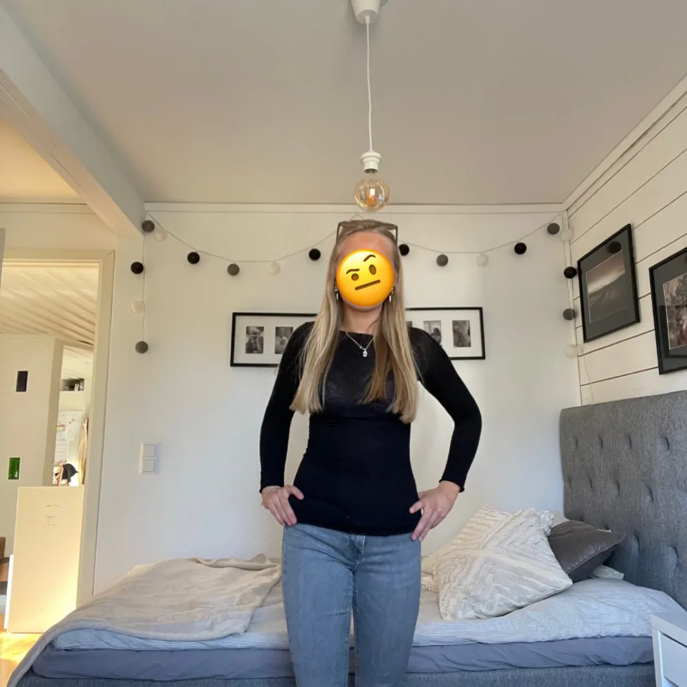 Snygga ljus gåra jeans från only säljer då de inte kommer till användning längre💜. Farkut & Housut.