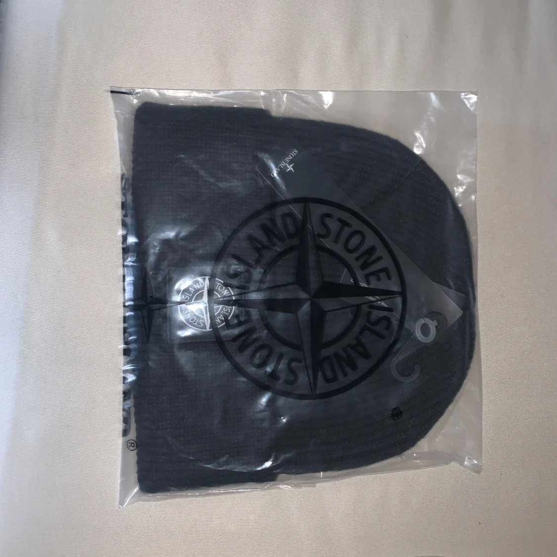 Svart stickad mössa från Stone Island - 1