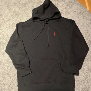 Svart hoodie från Polo Ralph Lauren - Svart Ralph lauren hoodie oanvänd 