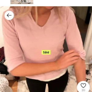 Rosa v-ringad topp - Säljer en söt rosa topp med v-ringning och trekvartsärmar. Perfekt för en avslappnad stil.