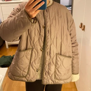 Quiltad jacka - Så snygg smutsrosa quiltad jacka från Kappahl. Perfekt till våren!🌷I storlek S men sitter oversized så skulle även passa större storlekar. 