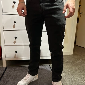 Svarta levis jeans - Levis i modell 511. Storlek W31 L30. Nypris: 840