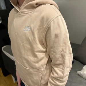 Beige hoodie från Nike - Säljer denna beige nike hoodie! Använd ca 3 gånger! Storlek Large i barnstorlek som motsvarar ca 150-160 cm! Nypris ca 599 kr. Mitt pris 99 kr. Tveka inte på att höra av er! Pris kan diskuteras! Om man köper i bundle med några av mina andra varor får man dem mycket billigare! 
