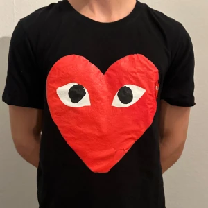 CDG PLAY T-SHIRT - CDG Tisha! Storlek M, killen på bilden e 180 , o den passar perfekt! Den har ett litet hål i sig, syns på andra bilden!