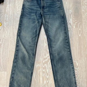 Jeans från Zara - Snygga jeans från Zara i en klassisk blå färg. De har en straight passform och är tillverkade i denim. Perfekta för en avslappnad stil.