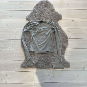 Tub topp med ärm - En fin grå tröja från Gina tricot säljer då jag aldrig använt den.