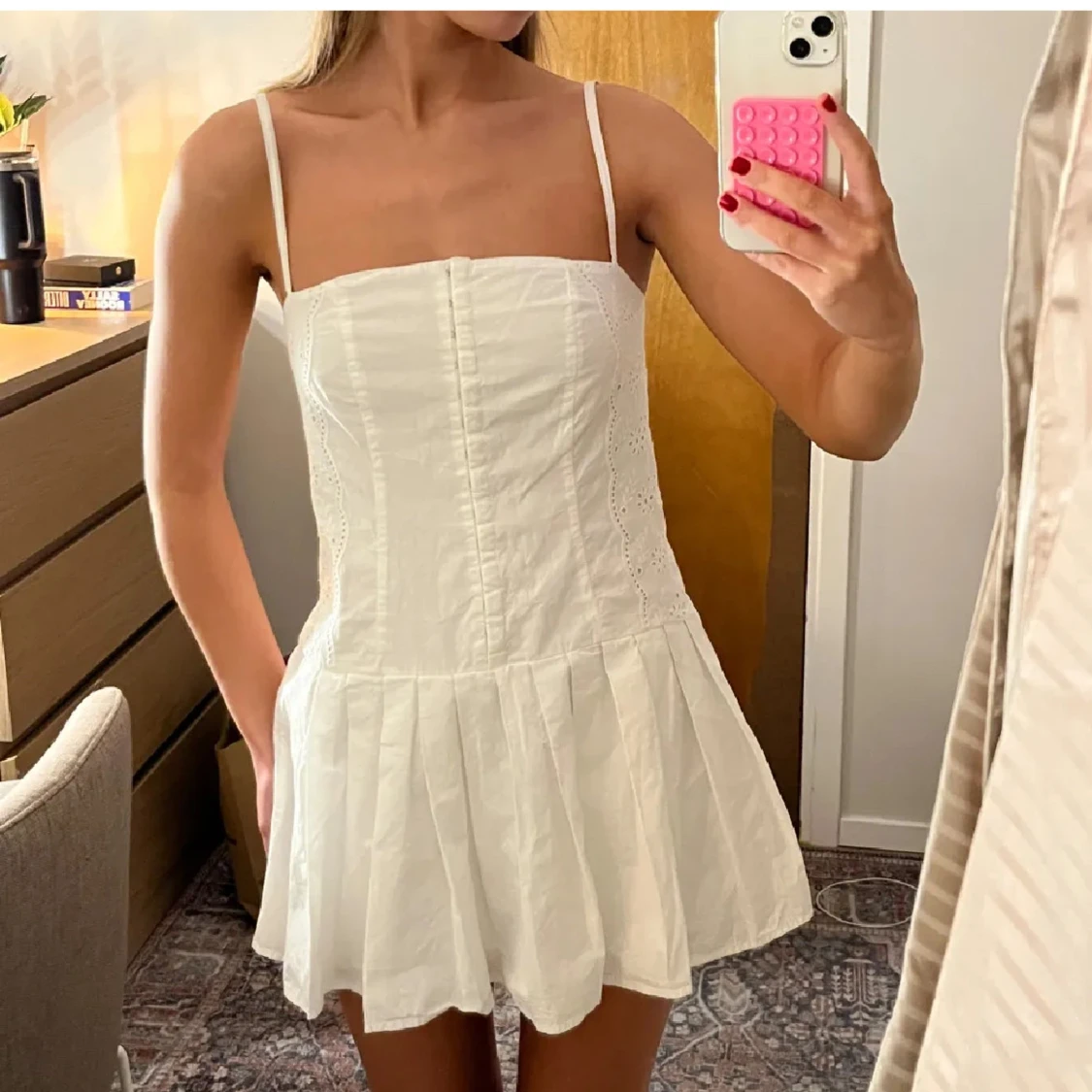 Vit kortklänning med smala axelband - 1