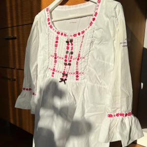 Vit blus med rosa detaljer  - En super fin ”vintage” vit oddmolly blus med rosa broderier och vida ärmar!! Storlek 1 (S) 🩷