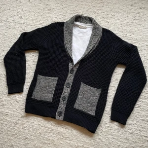 UNIK STICKAD CARDIGAN - Säljer nu denna kofta i en sjukt unik design och i väldigt bekvämt material! | Storleken är S men passar även M | Hör av dig vid ytterligare frågor!