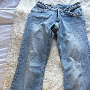 Blå bootcut jeans - Snygga blå bootcut jeans.                                 Jeans köpta från vinted Innebenslängden 74 Midjemått 67