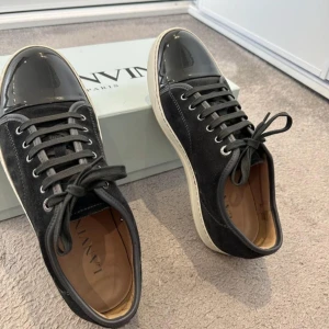 Lanvins navy - Helt nya Lanvins i UK8 passar runt 42-43 (endast testade). Skick 10/10. Färg mörkblå/navy. (Ser svarta ut i bilden) Box och dust bags osv ingår, inte kvitto. Passa på! 