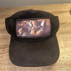 SVART keps  - Bra skick. One size, passar de flesta. 