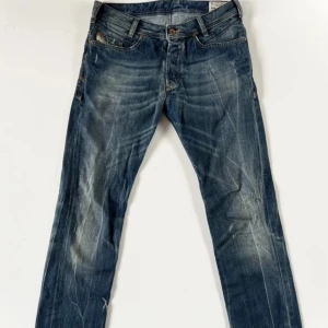 Diesel X adidas  - Ruskigt snygga vintage jeans från diesel X adidas med en washed look. Storlek 30/32 