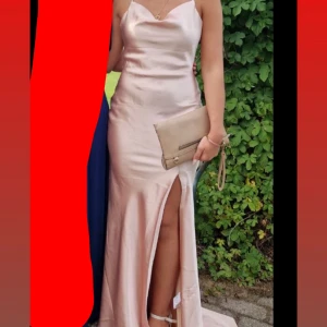 Balklänning Champagnefärgad  - Elegant champagnefärgad långklänning i satin med en slits framtill. Använd 2 gånger, skriv för fler bilder🩷