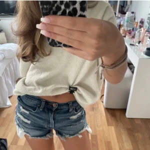 Blå jeansshorts med fransar - Snygga blå jeansshorts med slitna detaljer och fransar. Perfekta för en avslappnad sommarlook. De har en knapp och dragkedja framtill.Jag vill sälja de för att de är för små för mig men älskar de🫶🏻☀️🍉