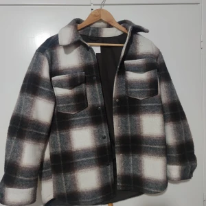 Vår/Höst jacka  - Använd några gånger, det står att den är i storlek Xs men jag kunde ha den och jag har M 