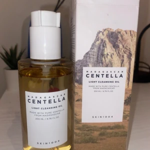 Centella Light Cleansing Oil - Madagascar Centella Light Cleansing Oil från SKIN1004 är en mild rengöringsolja med Centella Asiatica-extrakt. Den är hypoallergen och effektiv för att ta bort smink och orenheter. Innehåller 200 ml och är perfekt för daglig användning.