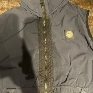 Mörkblå väst från Stone Island Junior - Väst från Stone Island junior, storlek 170 men passar S, bra skick. 
