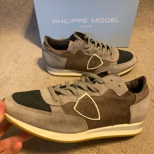 Philippe model trainers  - Säjer dessa ass feta Phillipe model trainersna i mycket bra skick. Skorna har inga defekter eller liknande. Skorna är storlek 42 men passar 43 också. Vid minsta lilla fundering ör det bara att skriva mvh Alexander